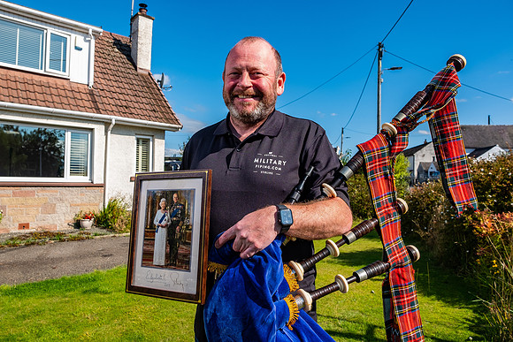 JoB0101690_DTel_News_Scott_Methven_The_Queens_Piper_Thornhill_Stirlingshire